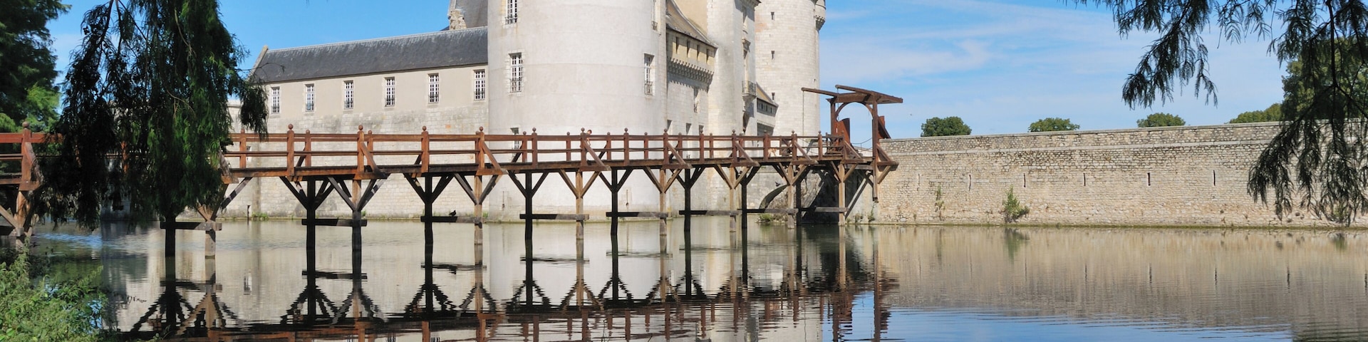 This building is indexed in the Base Mérimée, a database of architectural heritage maintained by the French Ministry of Culture, under the reference PA00099024 .