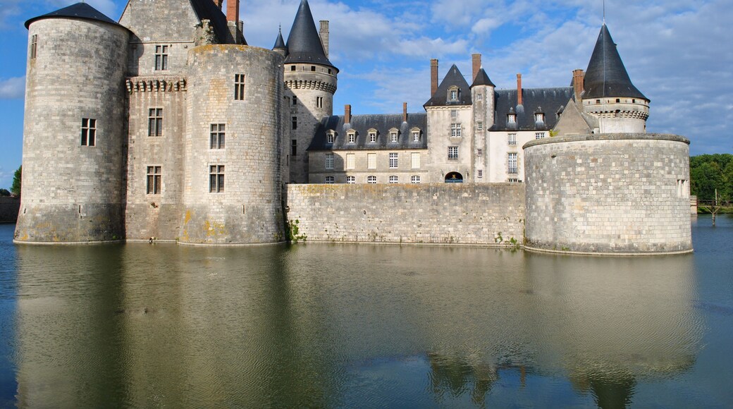 This building is indexed in the Base Mérimée, a database of architectural heritage maintained by the French Ministry of Culture, under the reference PA00099024 .