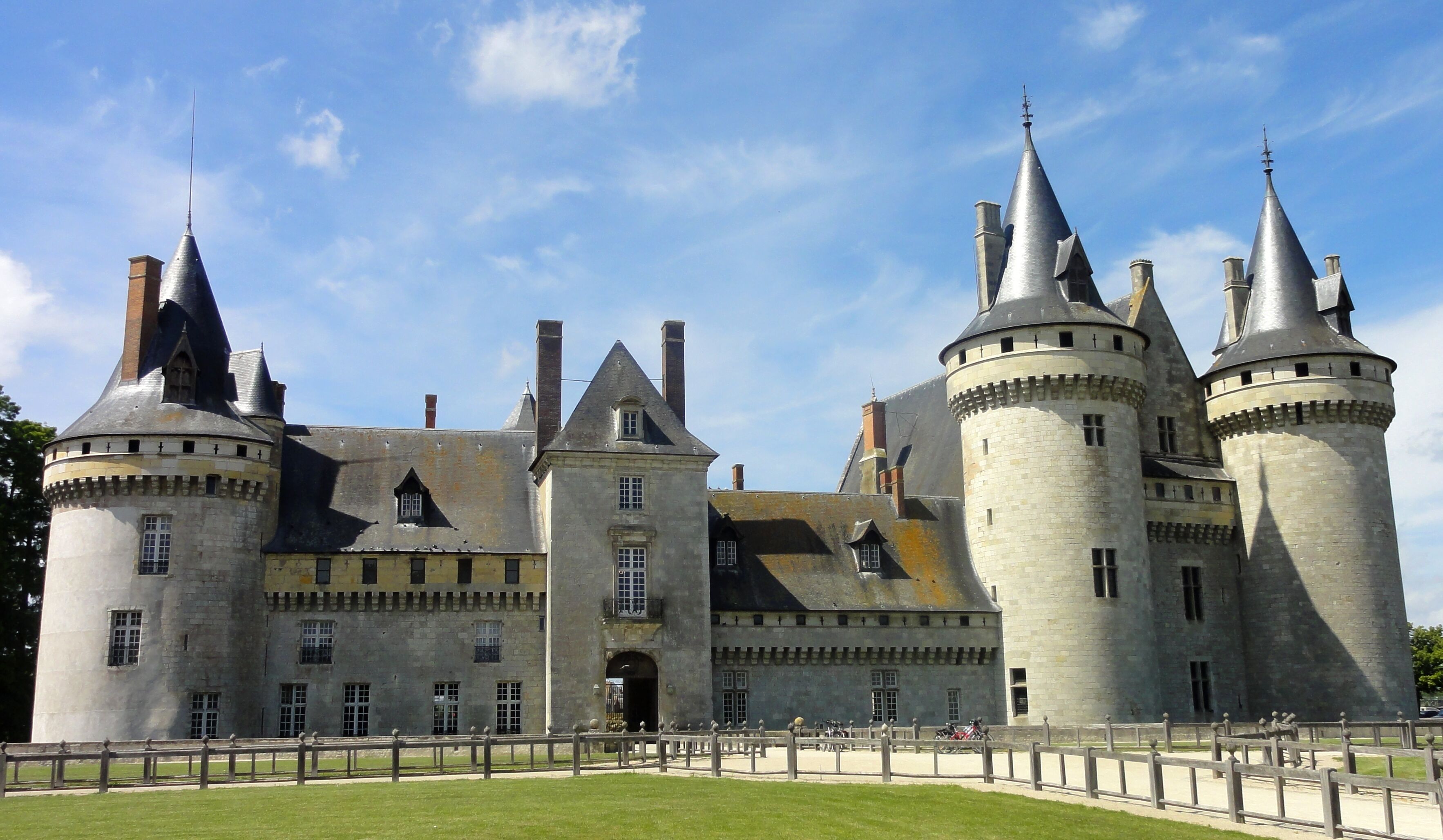 This building is indexed in the Base Mérimée, a database of architectural heritage maintained by the French Ministry of Culture, under the reference PA00099024 .