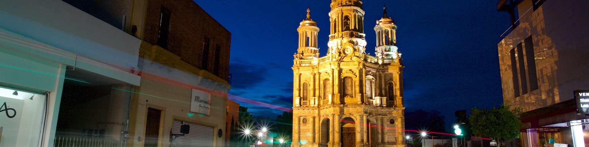 Plaza en Aguascalientes que inclui arquitetura de patrimônio, uma igreja ou catedral e cenas noturnas