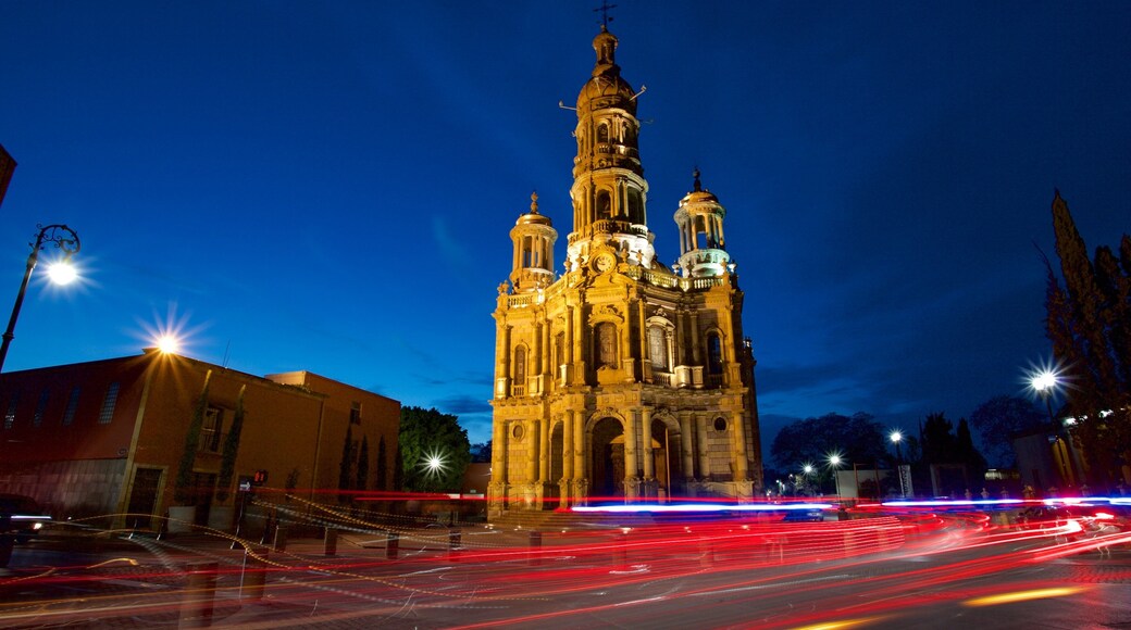 Plaza en Aguascalientes showing a church or cathedral, heritage architecture and night scenes