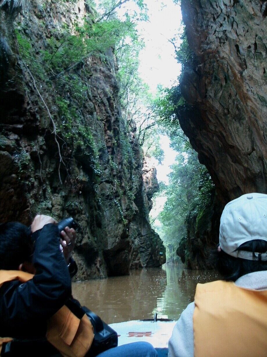 Yincuixia Gorge  is a famous for it quitness and fascinating scenic beauty.
Located at the upper reaches of Maitin River to the true north of the Jiuxing Scenic Spot.
Length -- nearly thousand meters
Deep -- 14-15 meters
