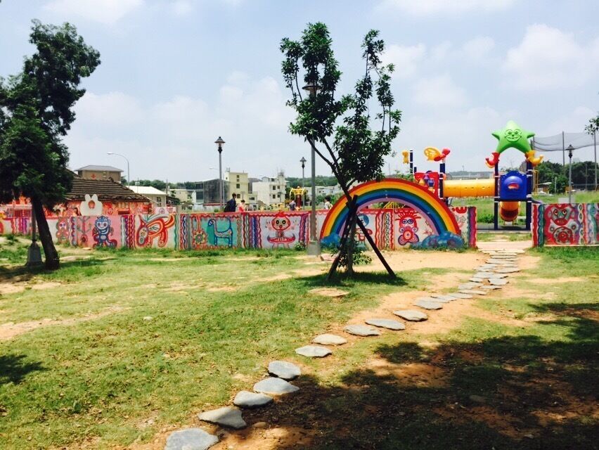 It's a must check-in point in Taichung, creative painting and colorful patterns have this place become popular. 