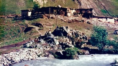 Enforced stop whilst waiting for the highway to Leh to reopen after landslides.