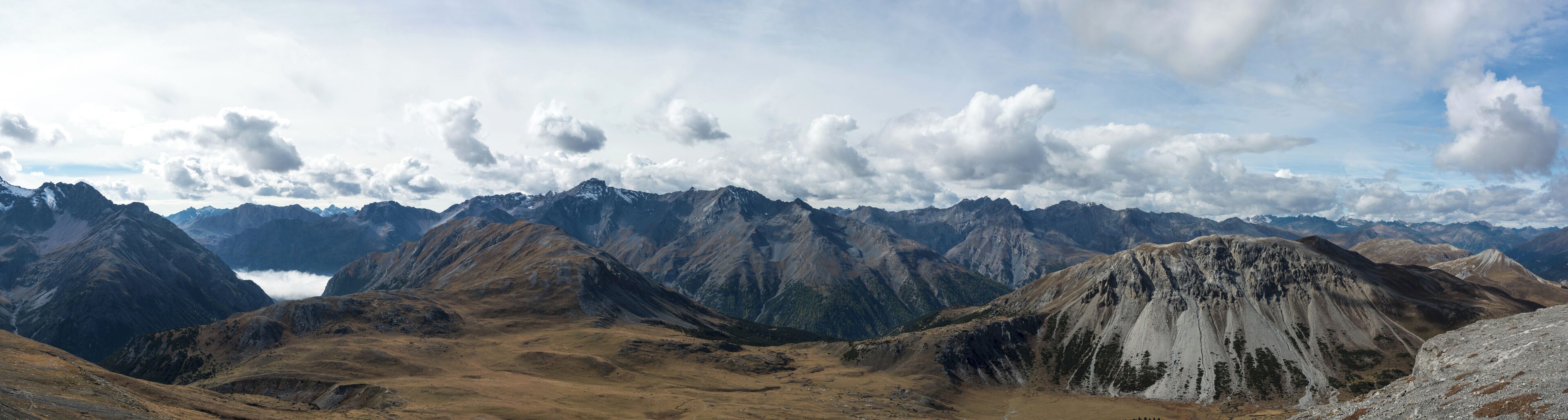 Eine gebirgige Landschaft mit zerklüfteten Gipfeln und einem Tal.
