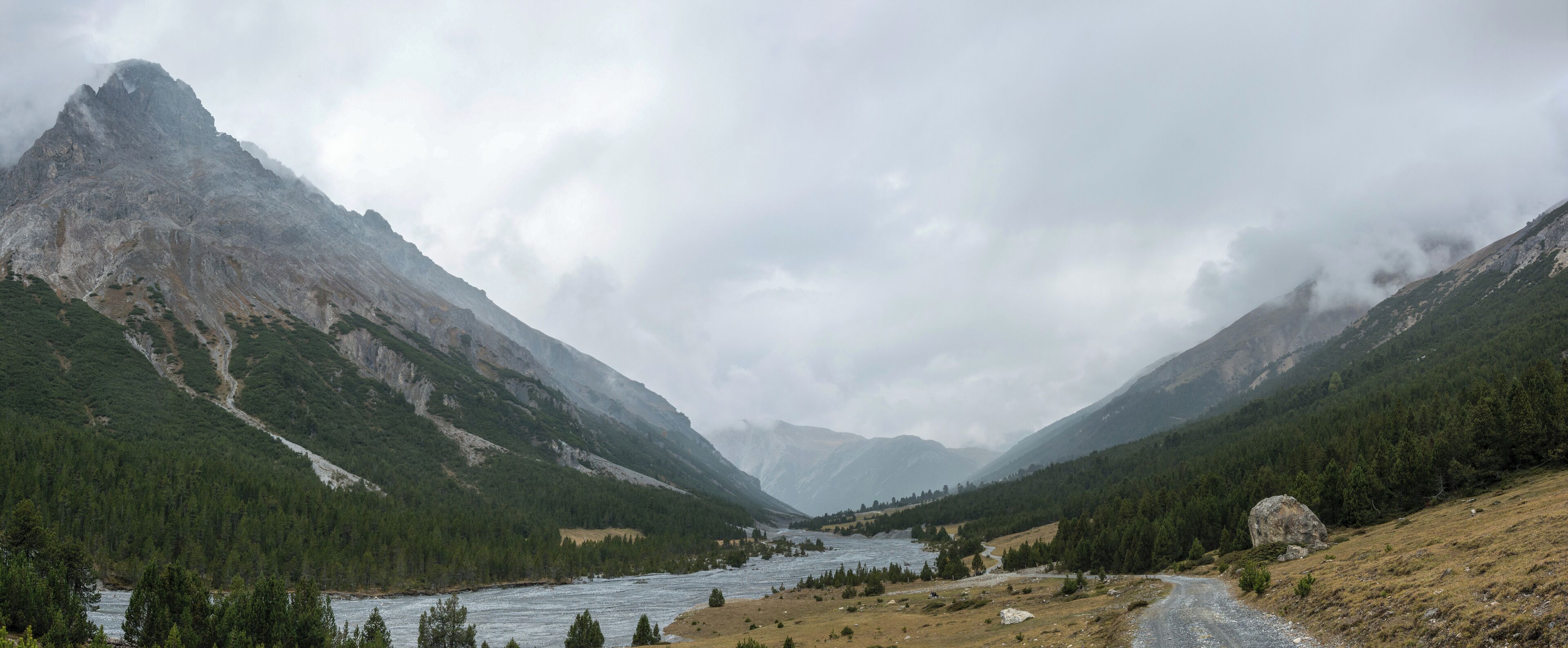 Biosfera Val Müstair - Val Mora, Alp Sprella, rechts der Piz Pala Gronda