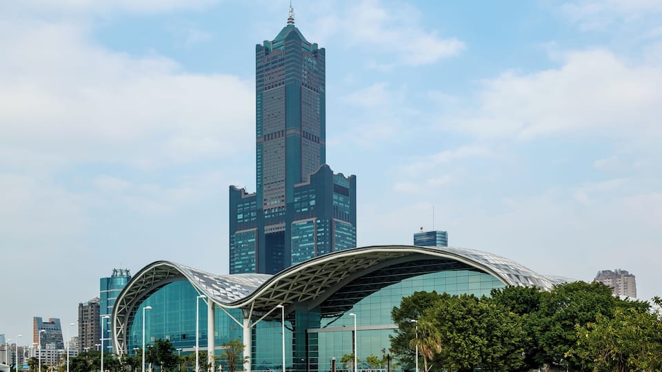 Kaohsiung, Taiwan: Waterfront side of Kaohsiung Exhibition center. Behind, the Kaohsiung 85 Building also known as Tuntex Sky Tower.