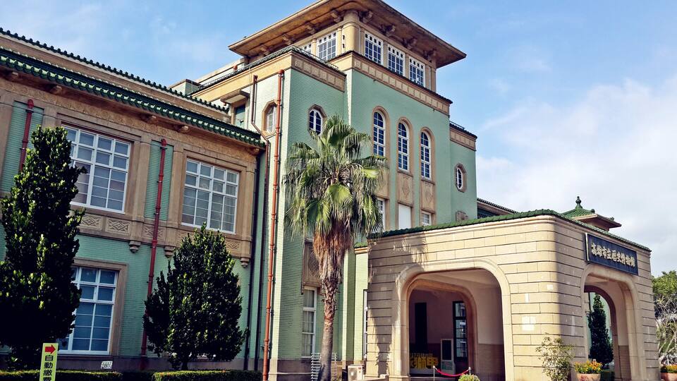 Originally the headquarters of the Kaohsiung Municipal Government, the building was refurbished after the Municipal Government moved in 1992, and is Taiwan's first museum of history run by a municipal government. The exhibits record the hardships endured by our predecessors amid the grueling process of clearing mountain forest they endured through the precious artifacts exhibited in the museum and the Museum's varied research and promotion activities, making more of the public understand the course of Kaohsiung's development.