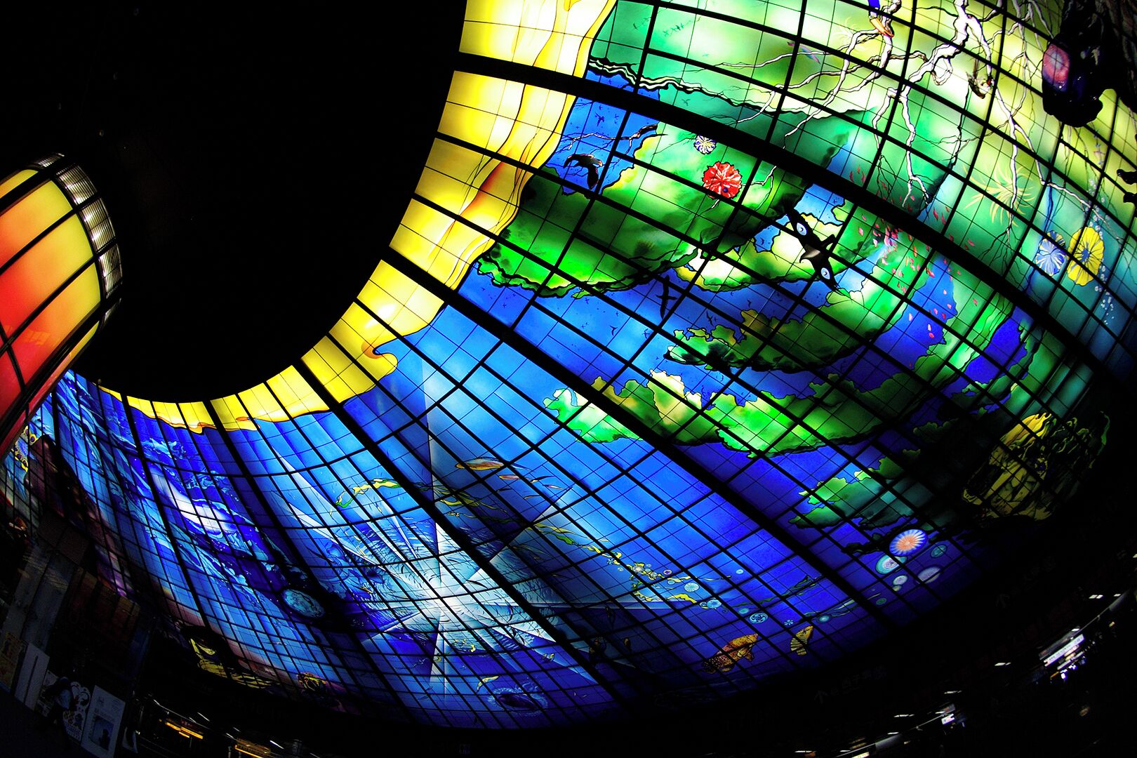 Un globo de vidrio emplomado con un diseño de cuadrícula.