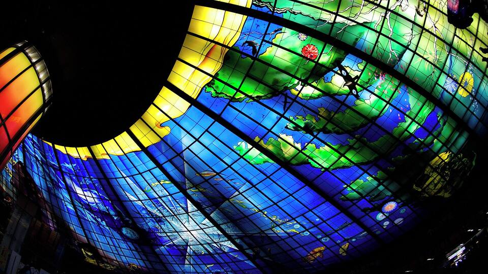 Un globo de vidrio emplomado con un diseño de cuadrícula.