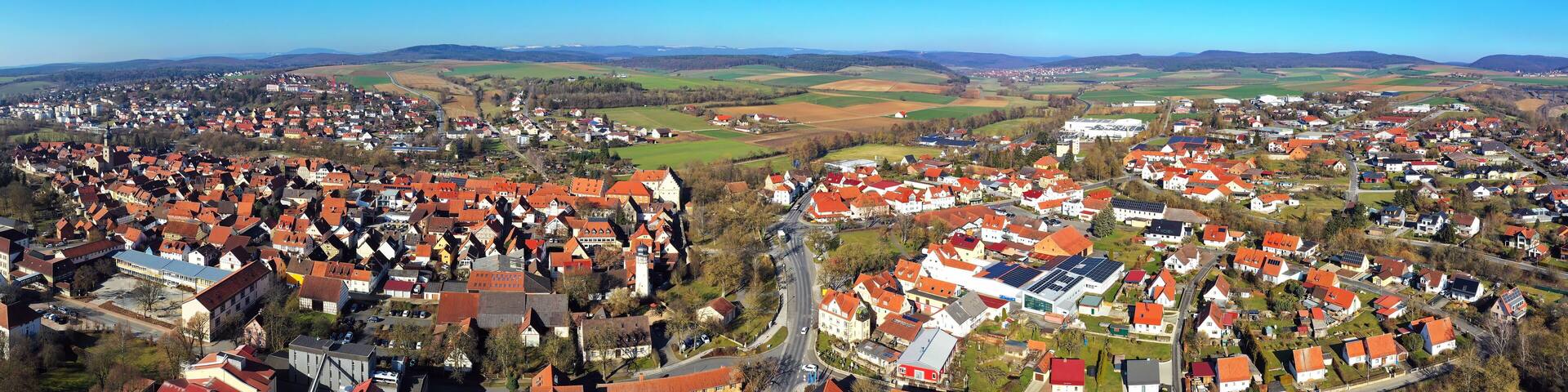 Luftbild der historische Altstadt von Mellrichstadt mit Blick auf Stadtmauer und Türme. Mellrichstadt, Rhön-Grabfeld, Unterfranken, Bayern, Deutschland.