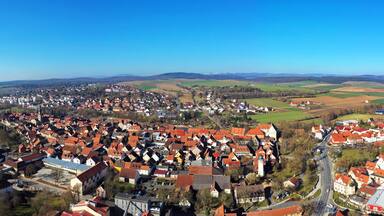 Luftbild der historische Altstadt von Mellrichstadt mit Blick auf Stadtmauer und Türme. Mellrichstadt, Rhön-Grabfeld, Unterfranken, Bayern, Deutschland.
