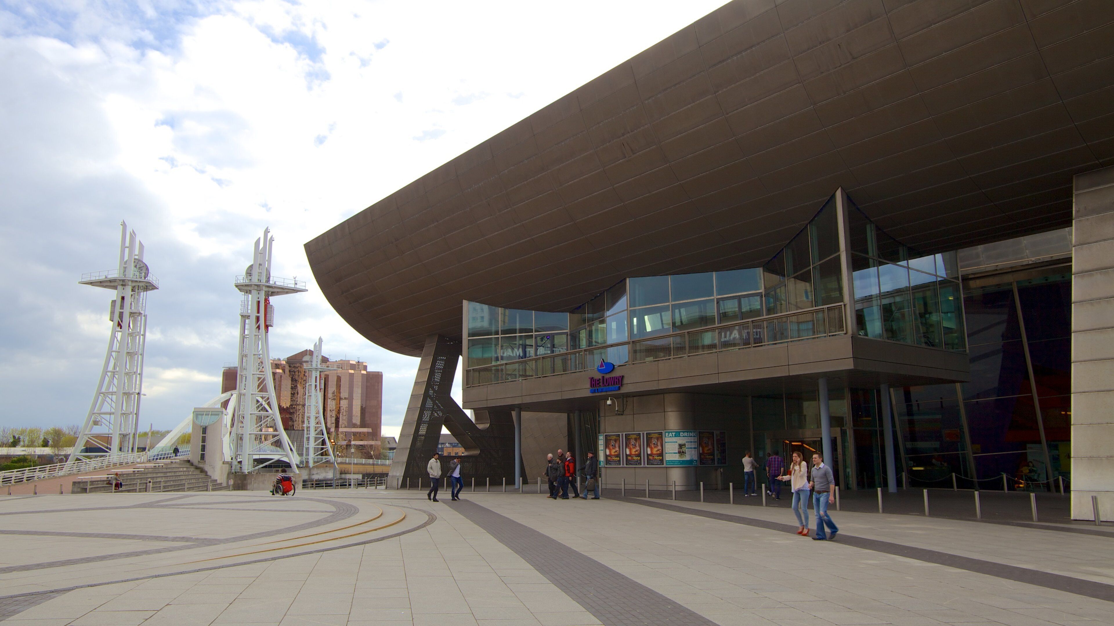 The Lowry Art and Entertainment which includes a city