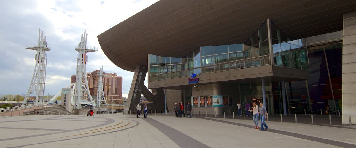 The Lowry Art and Entertainment which includes a city