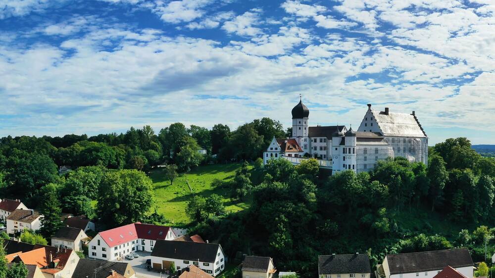 Luftbild über Illertissen mit Blick auf das historische Vöhlinschloss. Illertissen, Neu-Ulm, Schwaben, Bayern, Deutschland.
