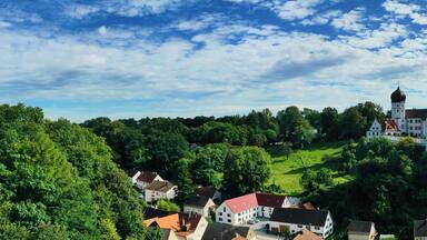 Luftbild über Illertissen mit Blick auf das historische Vöhlinschloss. Illertissen, Neu-Ulm, Schwaben, Bayern, Deutschland.