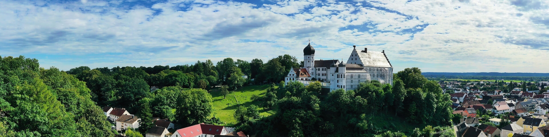 Luftbild über Illertissen mit Blick auf das historische Vöhlinschloss. Illertissen, Neu-Ulm, Schwaben, Bayern, Deutschland.