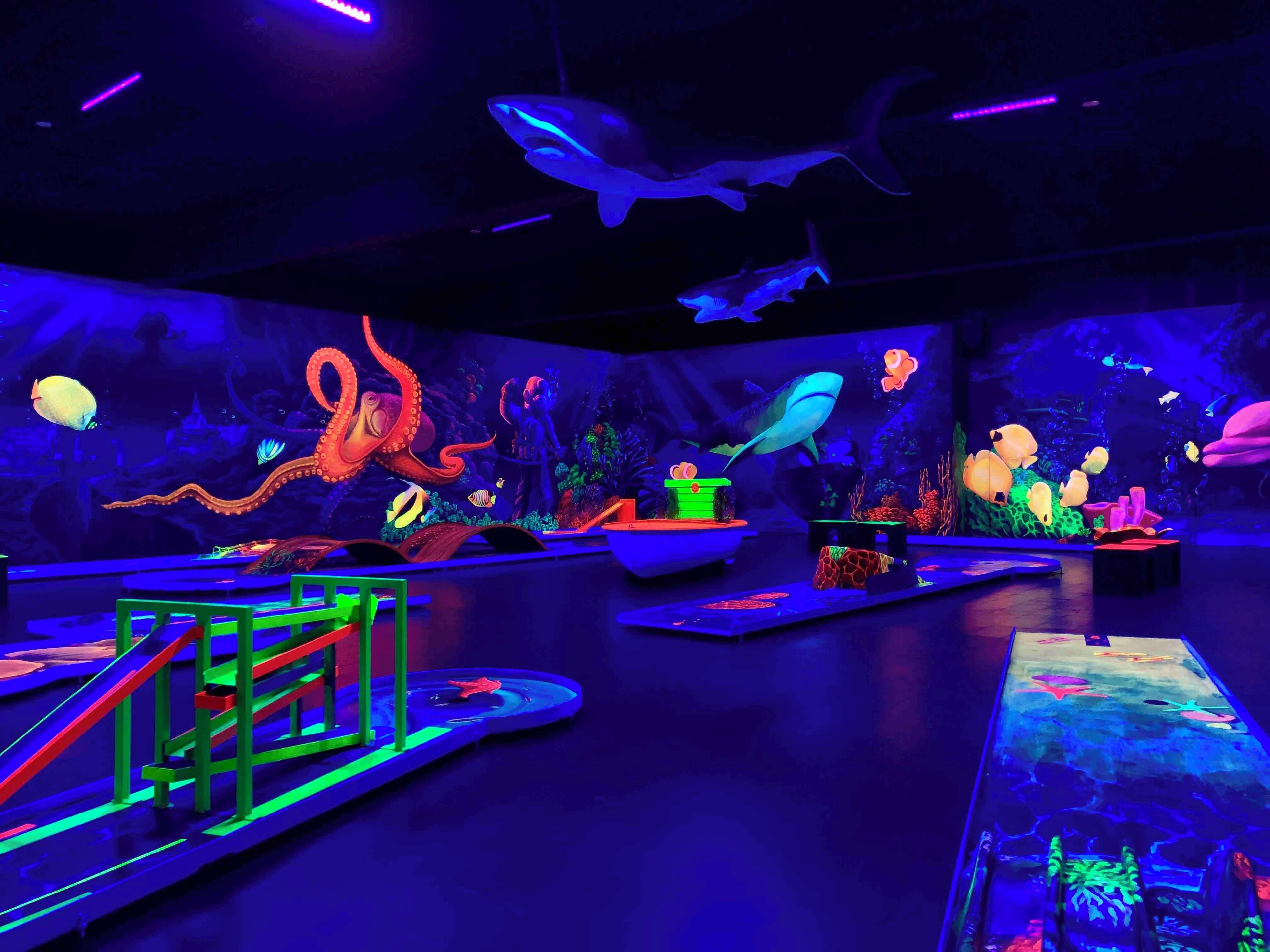 3D black light minigolf