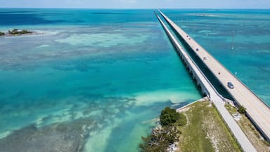 Un long pont surplombant des eaux turquoise, sous un ciel dégagé.