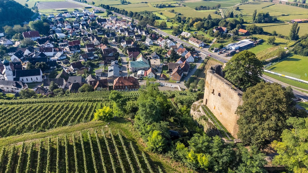 Une ville dotée de vignobles, d’un château et d’une église.