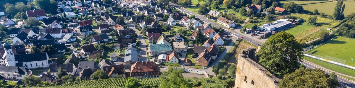 Blick auf Hecklingen mit der Burg Lichtereck im Vordergrund - Wandern auf dem Vierburgenweg