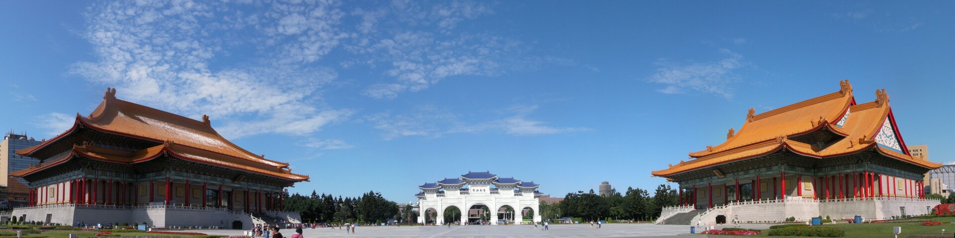 國家兩廳院與中正紀念堂自由廣場牌樓。