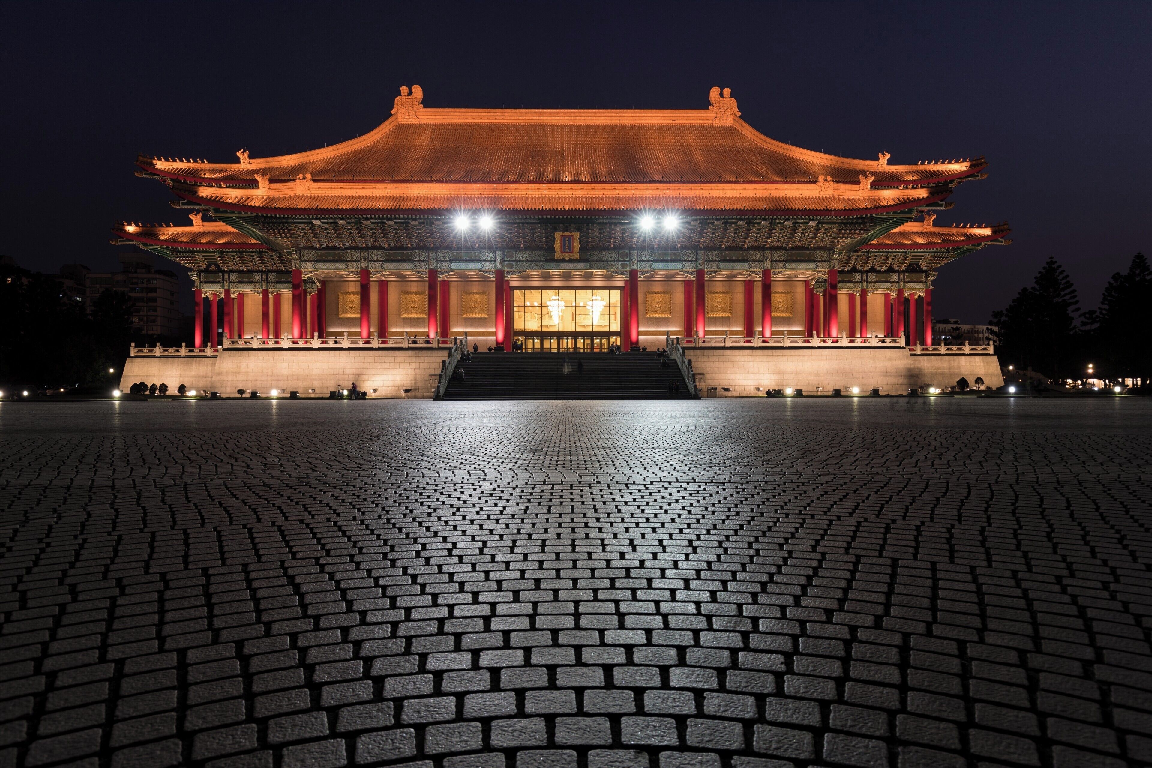 Chiang Kai-shek Memorial Hall

Absolutely stunning in the evening once the crowds have moved on. These traditional Chinese buildings are so detailed and are incredibly well looked after. 

#details #taiwan #taipei