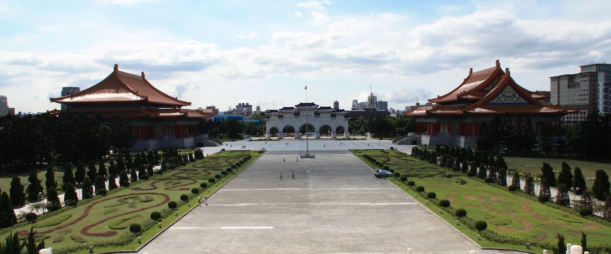 Táiběi Zhōngzhèng District Chiang Kai-shek Park Liberty Square and Gate of Great Centrality and Perfect Uprightness (center) National Theater (left) and National Concert Hall (right) Presidential Office Building (behind)