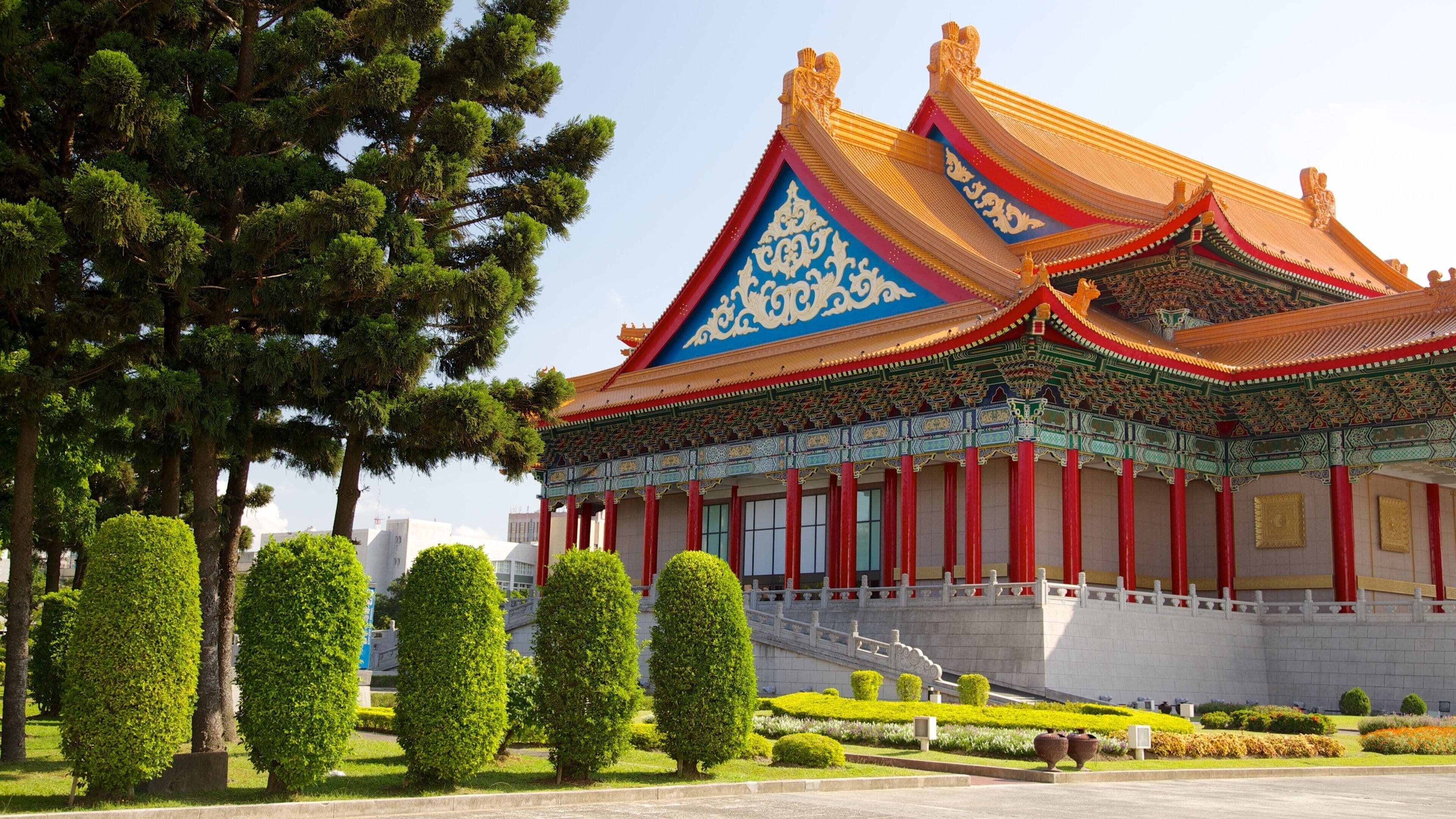 Taipei which includes heritage architecture, theater scenes and a park