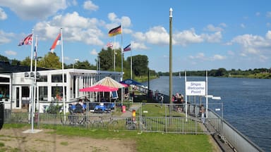 Brückenterrassen mit Schiffsbegrüßungsanlage in Rendsburg.