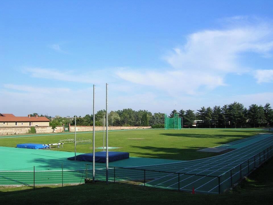 Panorama della pista comunale di atletica leggera di Olgiate Olona, vista dall'adiacente Villa Gonzaga, in seguito ai lavori di rifacimento del 2012.