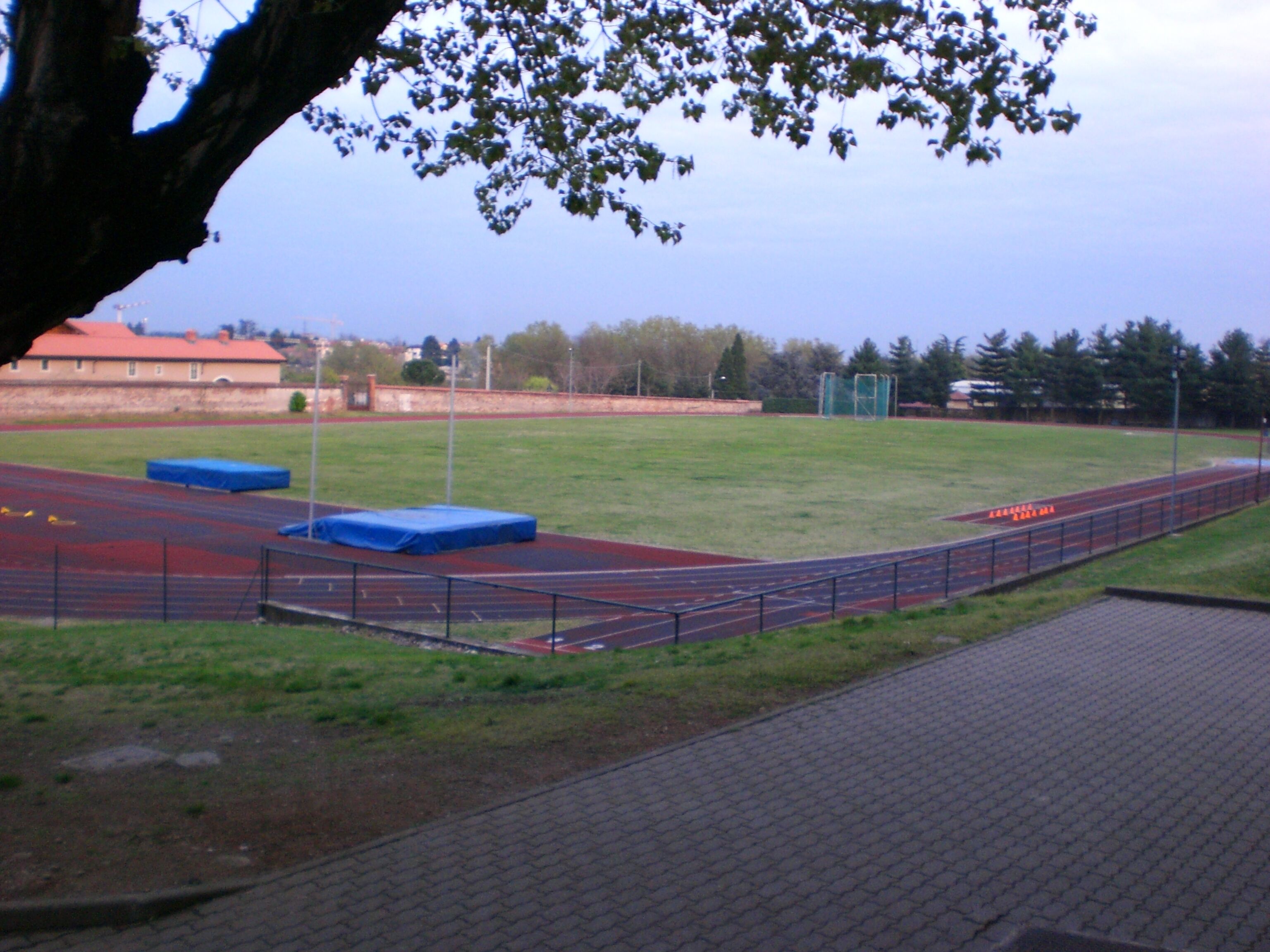 Panorama della pista comunale di atletica leggera di Olgiate Olona, vista dall'adiacente Villa Gonzaga, così come si presentava fino al 2011.