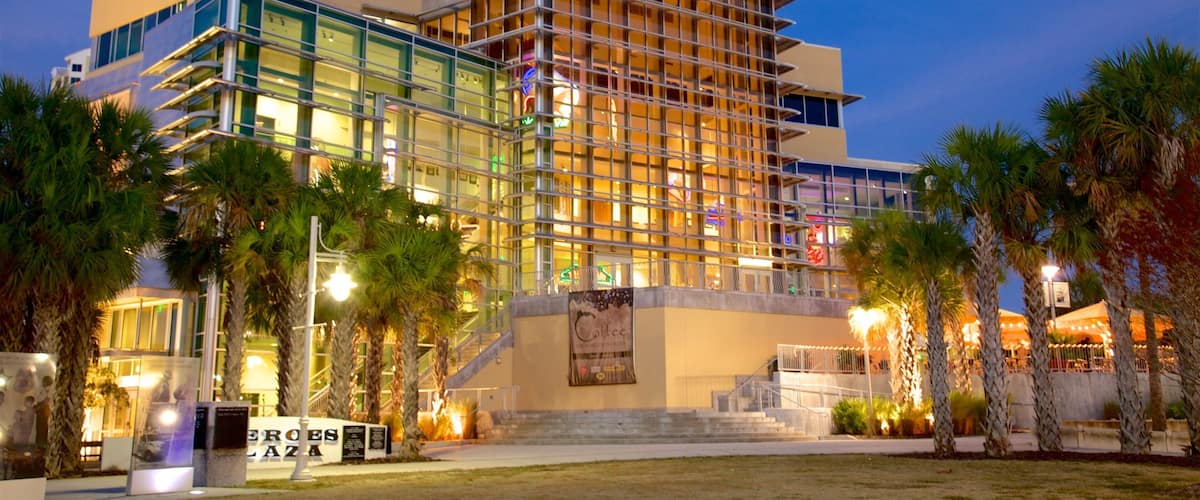 Tampa Bay History Center mettant en vedette signalisation et scènes de nuit