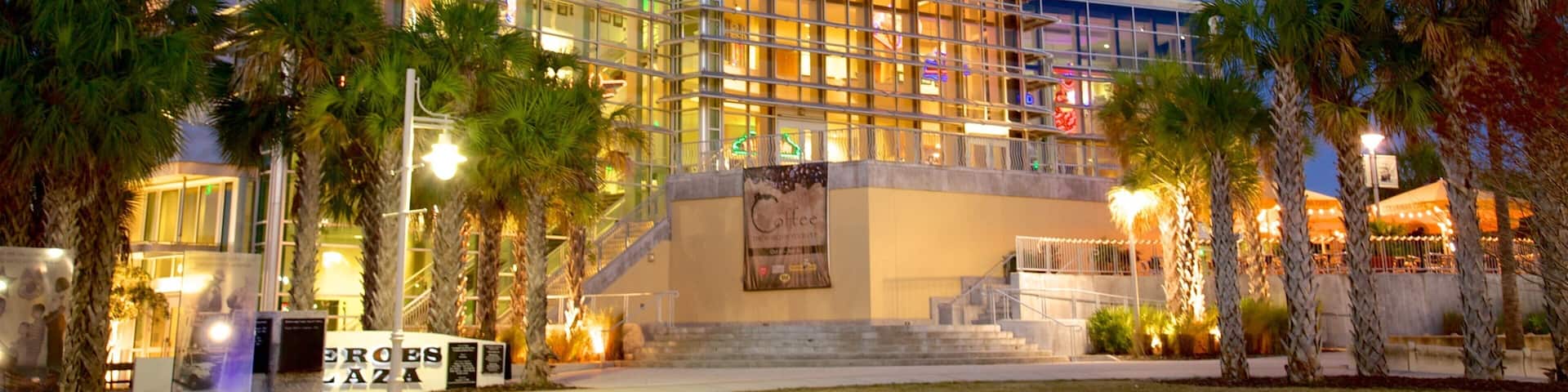 Centro de historia de la Bahía de Tampa que incluye escenas nocturnas y señalización