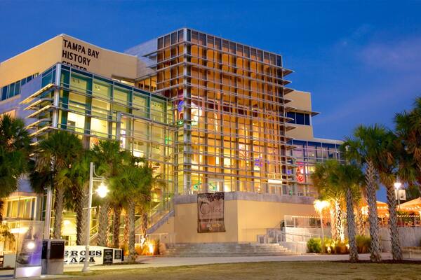 Tampa Bay History Center montrant scènes de nuit et signalisation