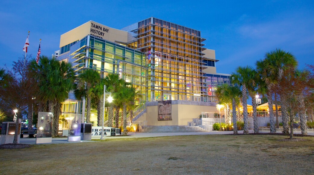 Tampa Bay History Center som visar en stad och nattliv