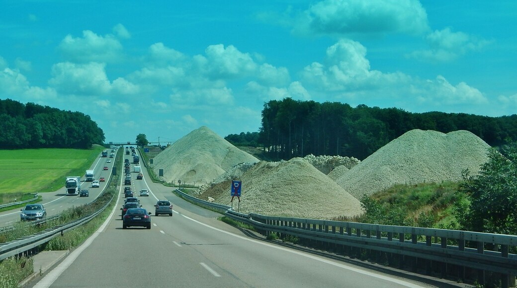 Die A8 bei Laichingen mit Bahn-Neubaustrecke Wendlingen–Ulm
