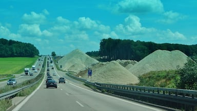 Die A8 bei Laichingen mit Bahn-Neubaustrecke WendlingenâUlm