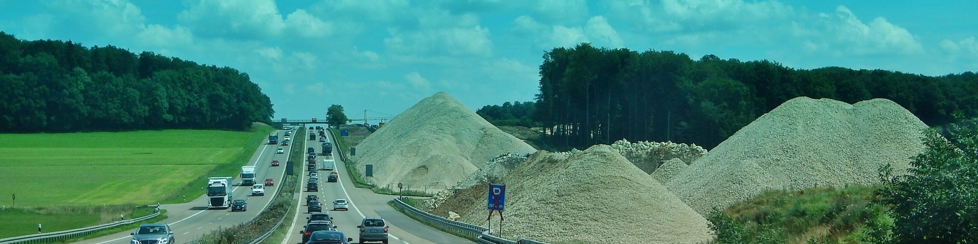 Die A8 bei Laichingen mit Bahn-Neubaustrecke Wendlingen–Ulm