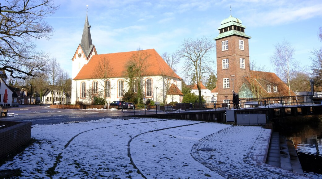 Umgebung vom Marktplatz in Osterholz-Scharmbeck mit alter Kirche und altem Feuerwehrschlauchturm zur Winterzeit