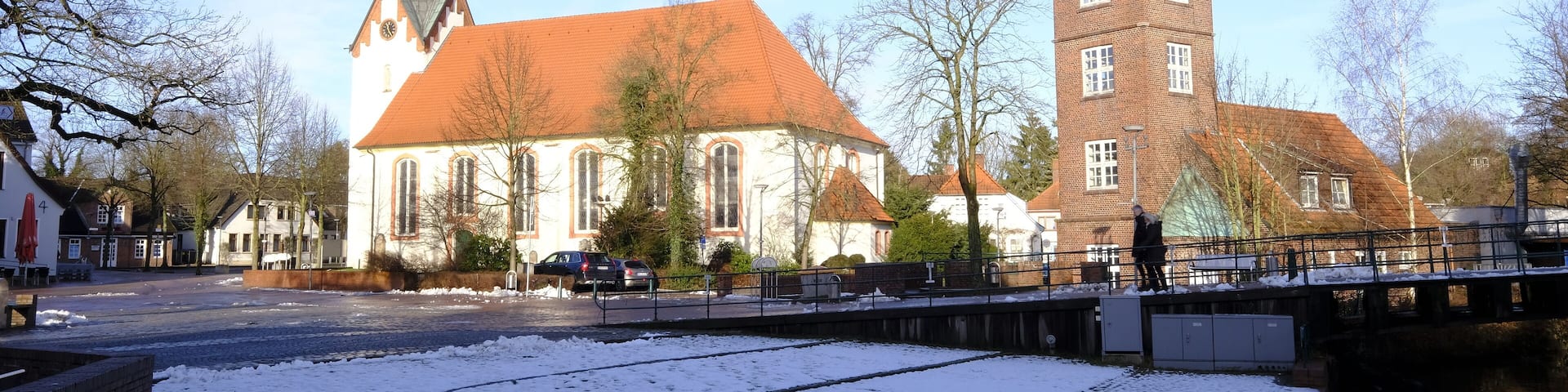 Umgebung vom Marktplatz in Osterholz-Scharmbeck mit alter Kirche und altem Feuerwehrschlauchturm zur Winterzeit