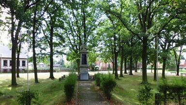 Mahnmal "Die Toten aller Kriege mahnen zum Frieden" in Quitzöbel