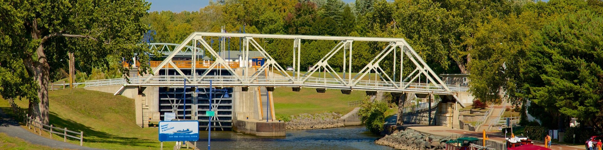 Waterford que inclui uma ponte e um rio ou córrego
