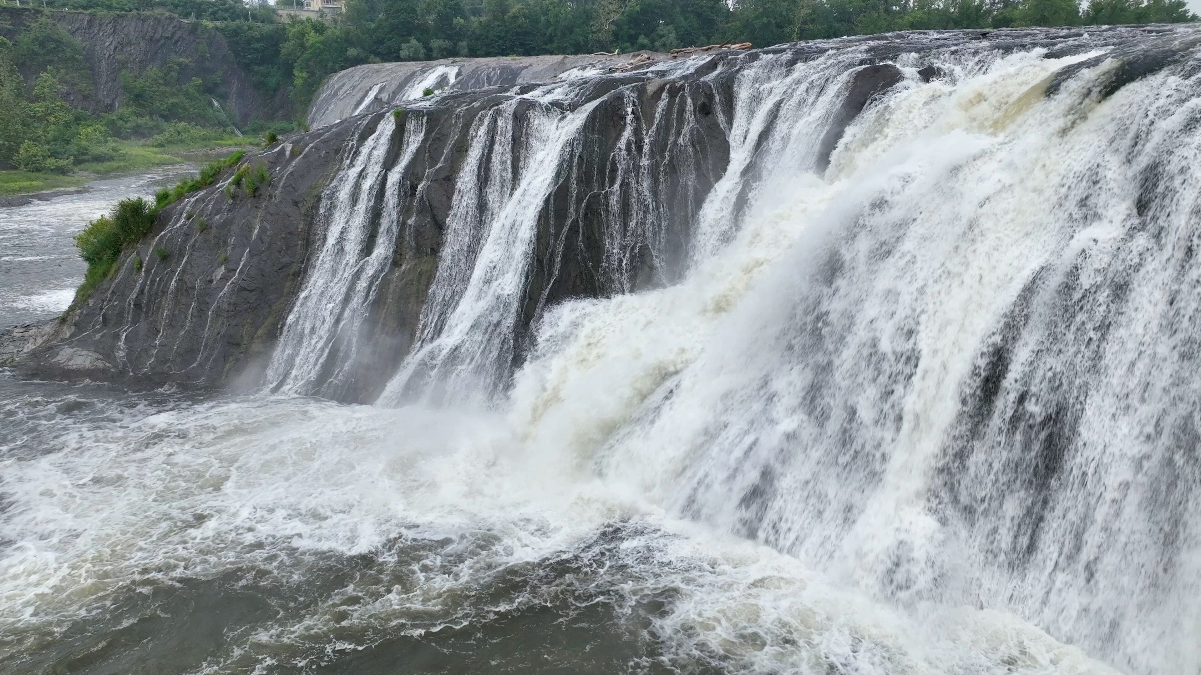 Una cascada grande con múltiples niveles de agua que fluye en cascada.