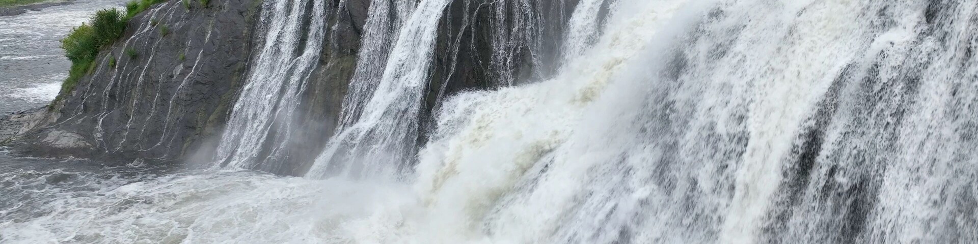 Una cascada grande con múltiples niveles de agua que fluye en cascada.