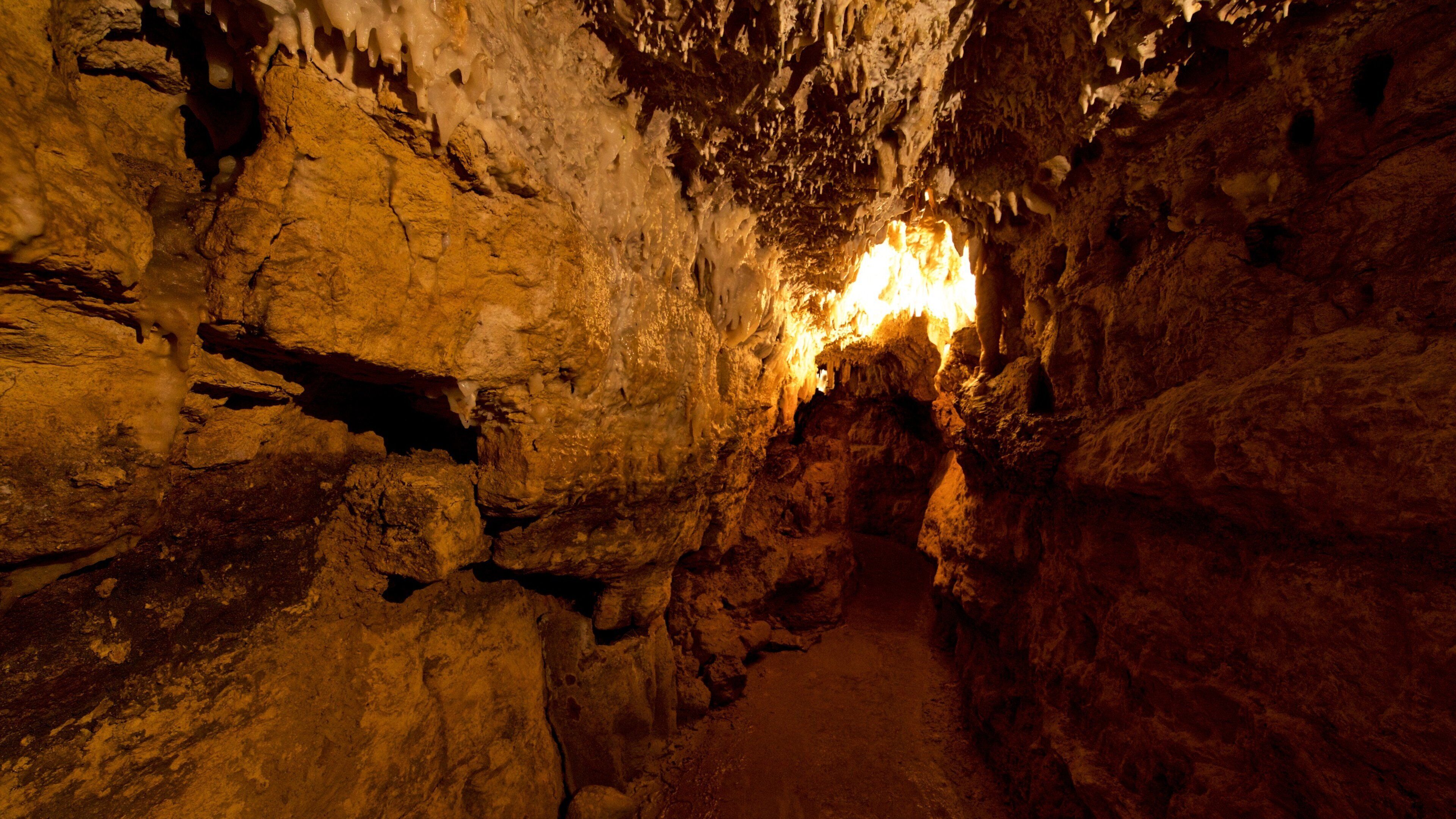 Crystal Lake Cave featuring luolat