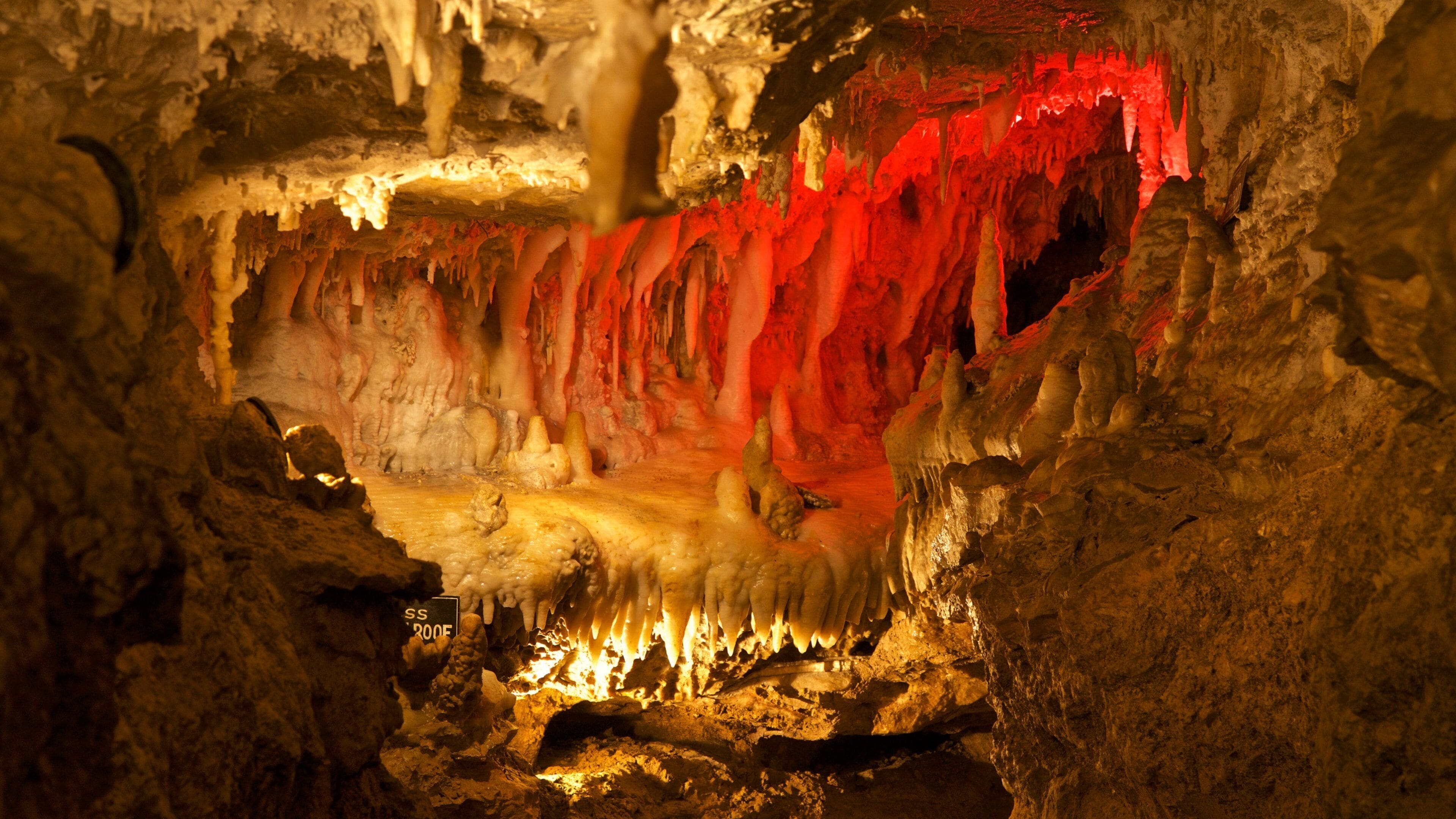 Cueva de Crystal Lake que incluye cuevas