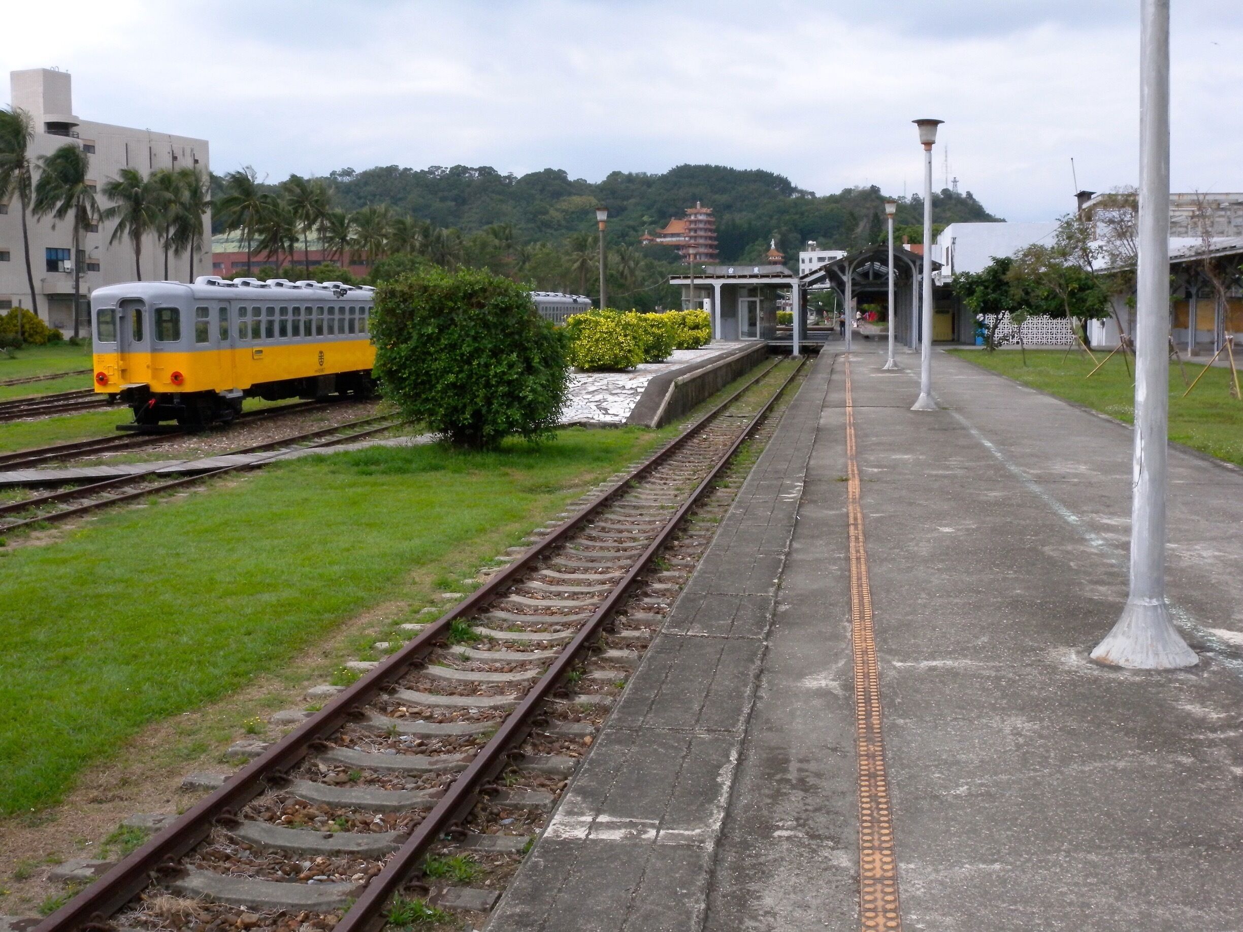 Former Taitung train station, now is Taitung Railway Art Village (臺東鐵路藝術村). During summer, this place transforms into a craft market and hosts music concerts at the Tiehua Music Village within.
#Taiwan #Taitung #train #trainstation #railway #Asia