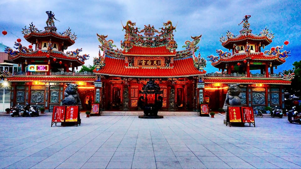 台東天后宮,又稱埤南天后宮,是位於臺灣臺東縣臺東市的媽祖廟,為臺灣清治時期最末立的官廟,亦以舉辦元宵繞境與炮炸寒單爺聞名。