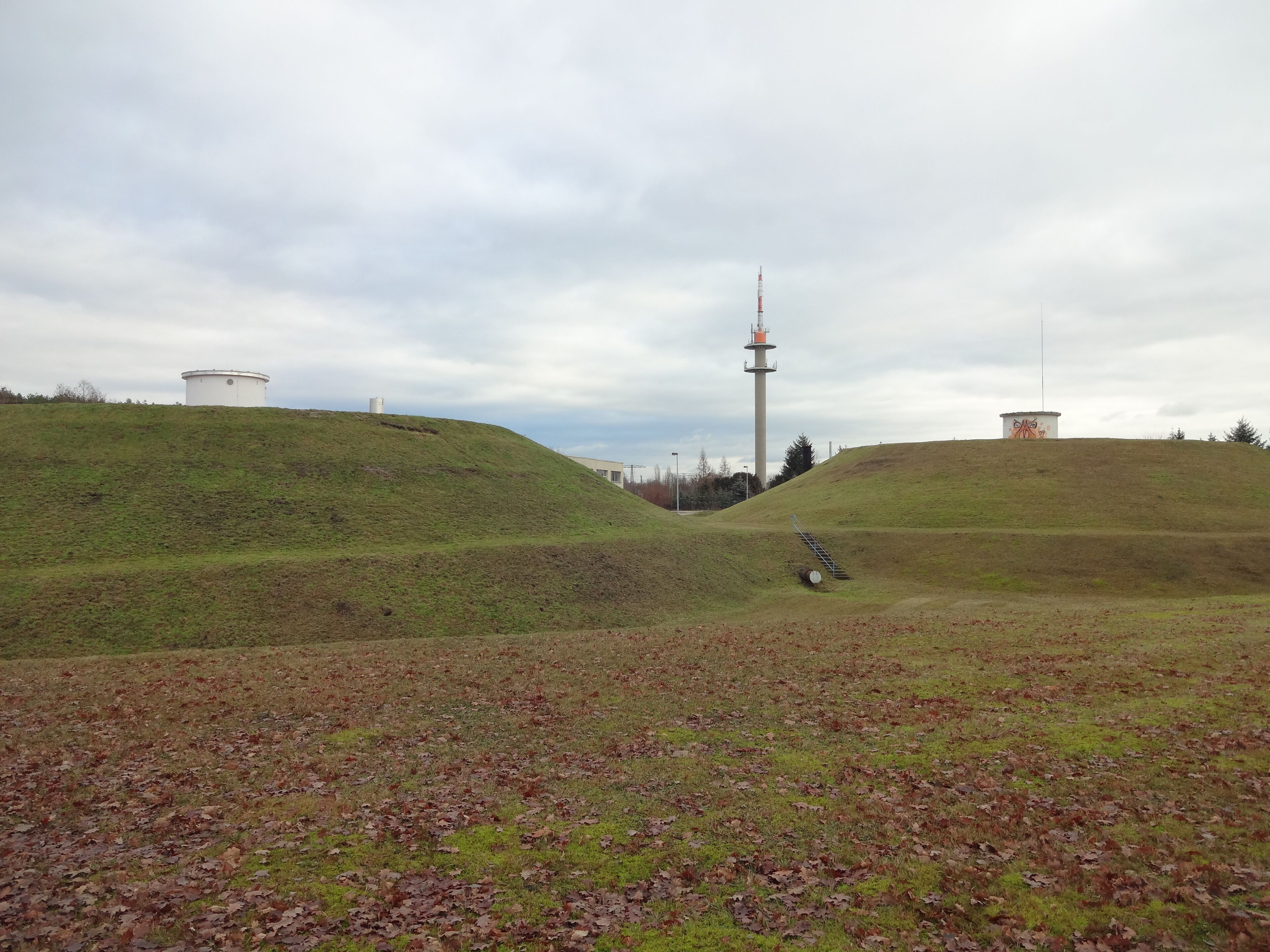 Gasspeicher in Senftenberg in der Klettwitzer Straße; im Hintergrund der Funkturm Senftenberg